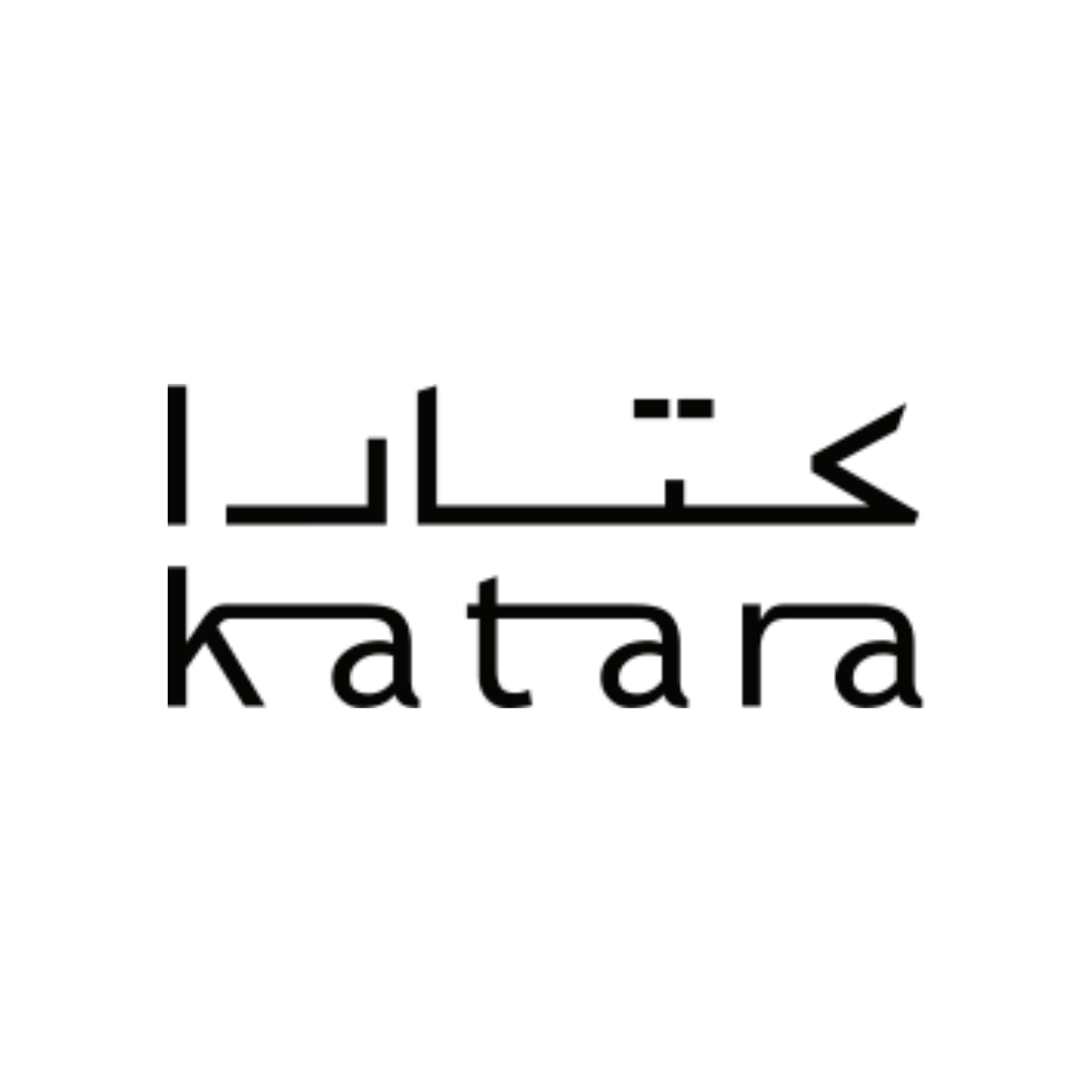 شعار الحي الثقافي كتارا، مع كتابة كتارا باللغتين العربية والإنجليزية بخط أسود على خلفية بيضاء.