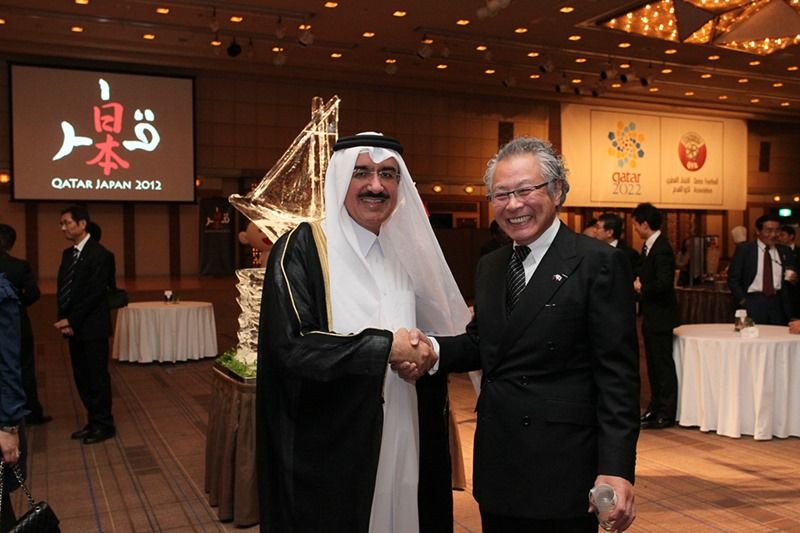 Two important officials from Japan and Qatar shake hands on the occasion of the Qatar-Japan 2012 launch. 