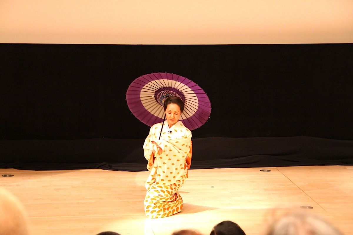 A special presentation and Kimono demonstration by Ms. Mako Hattori at the Museum of Islamic Art during Qatar-Japan 2012.