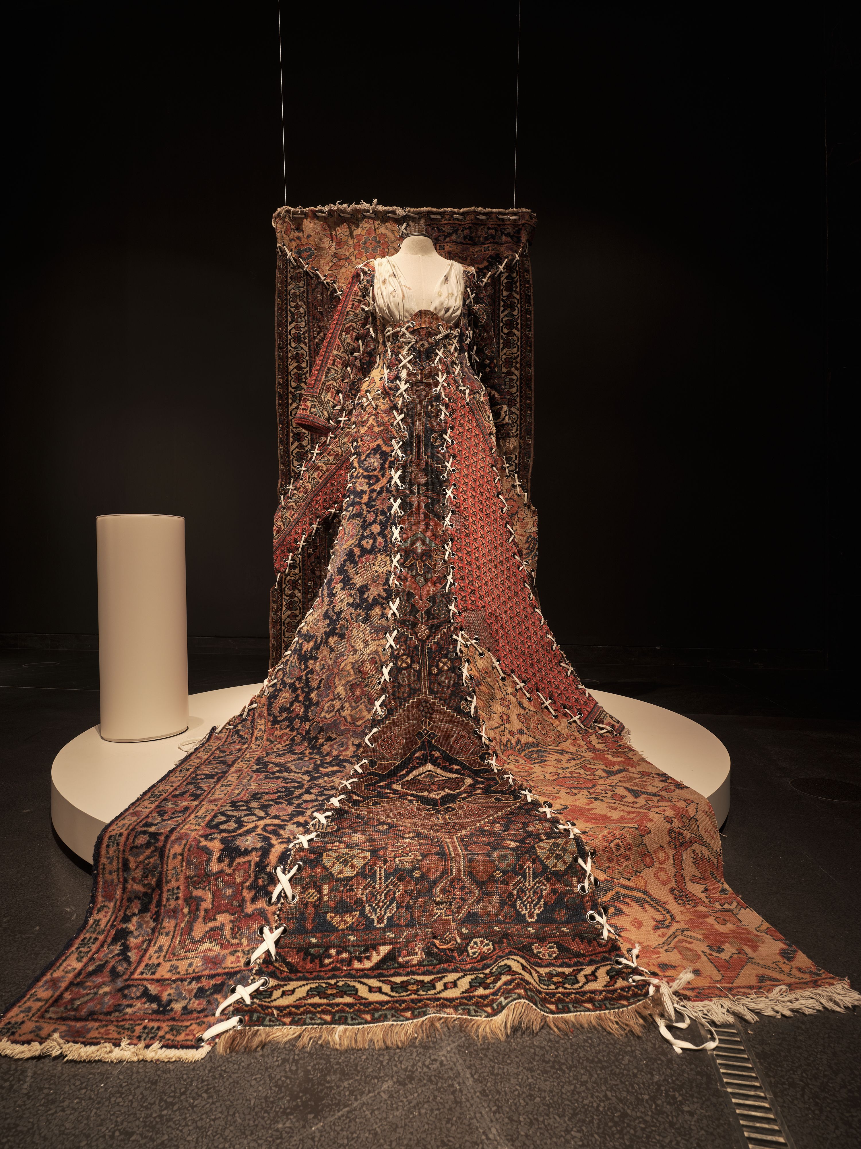 زخارف على النسيج معروضة في متحف الفن الإسلامي