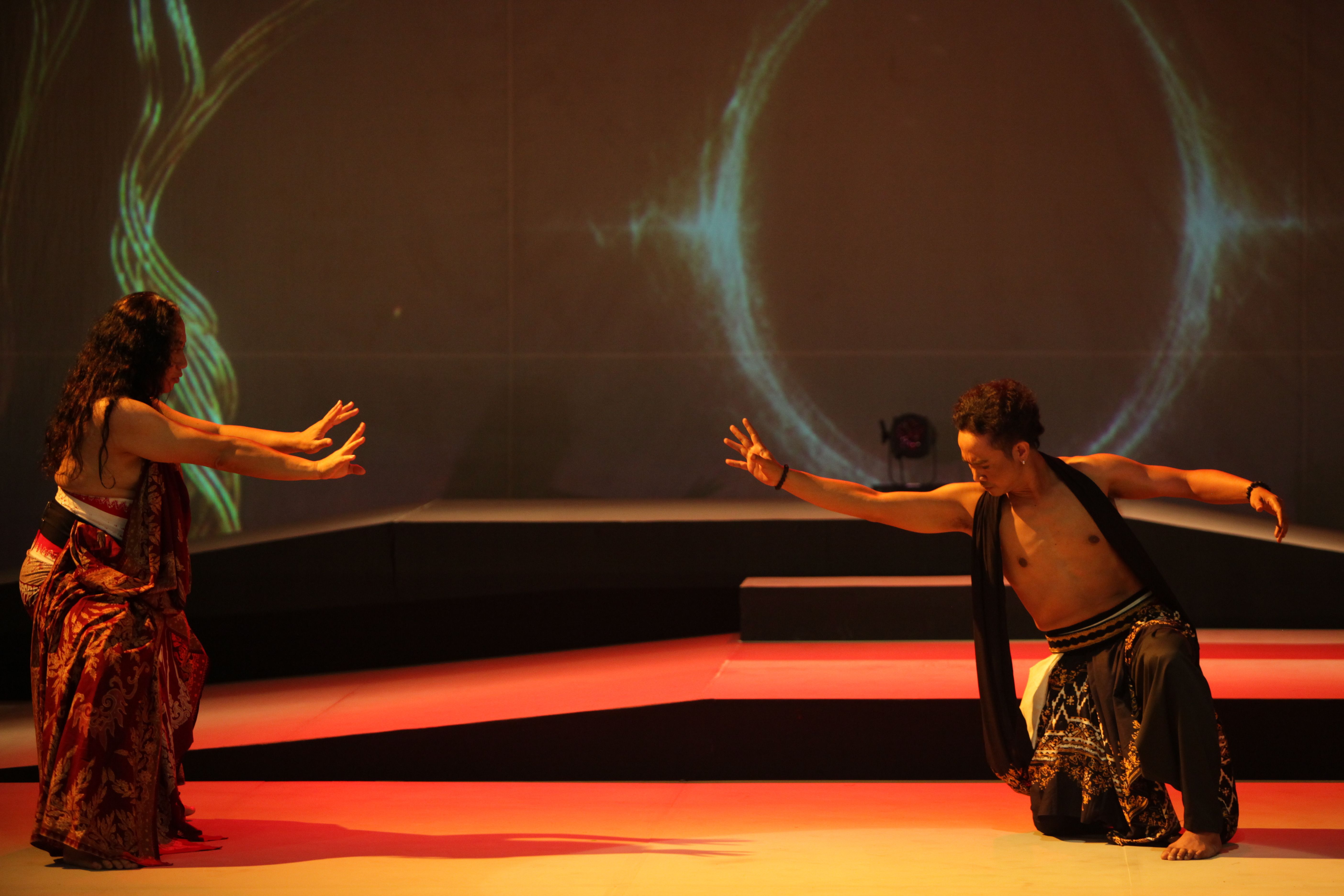 مشهد درامي على خشبة المسرح من بروفة لمسرحية حياتى فى دار أوبرا كتارا.