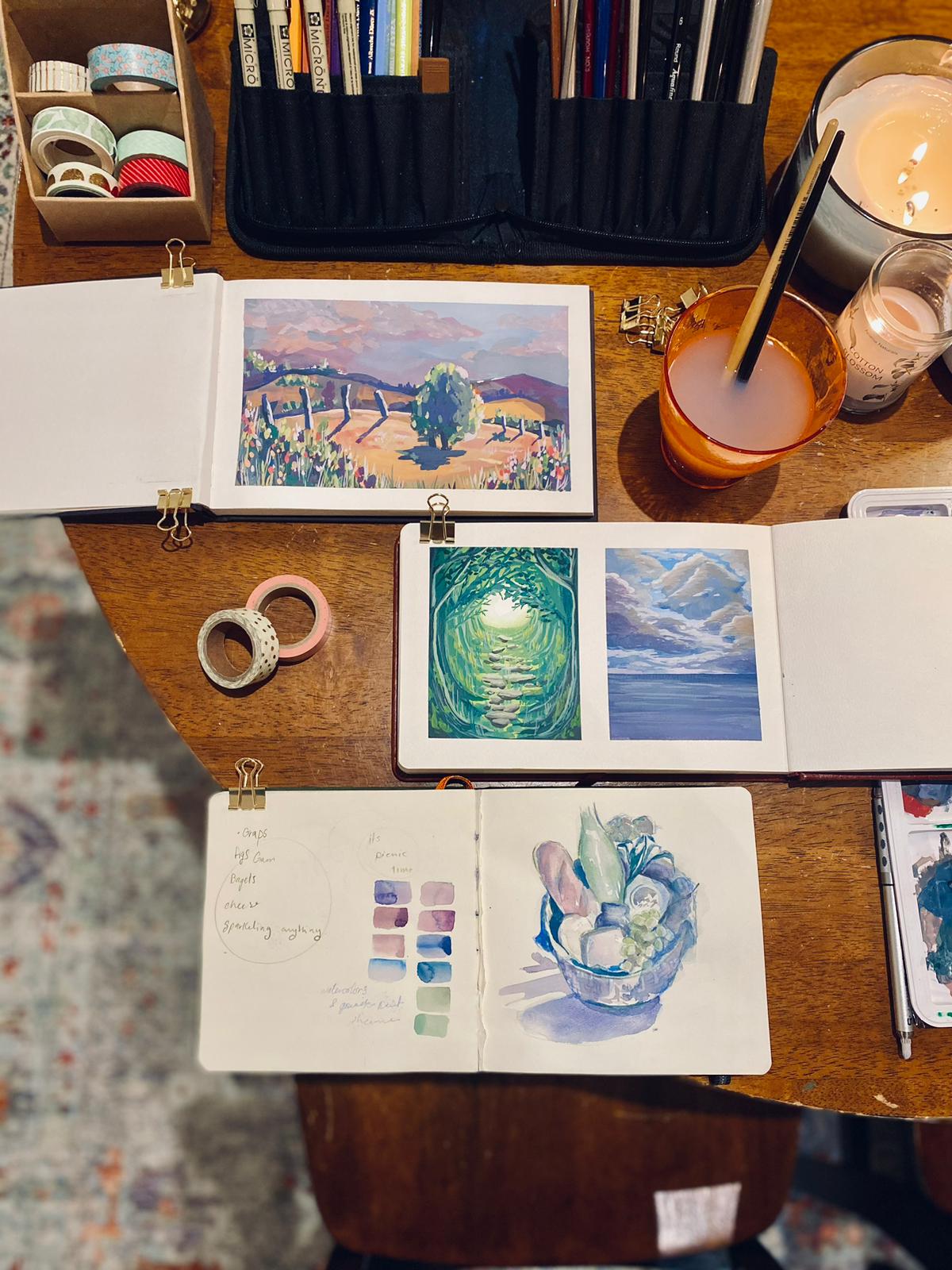 مواد الفنانة جوهرة وفرشاة وكتيبات الرسم على طاولة قبل بدء ورش العمل الاستكشافية في قمة TED باللغة العربية.