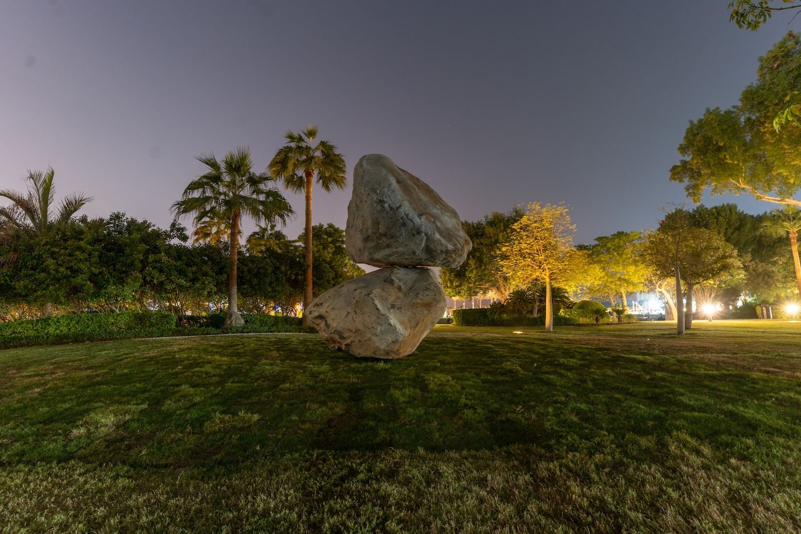 صخرة فوق صخرة أخرى