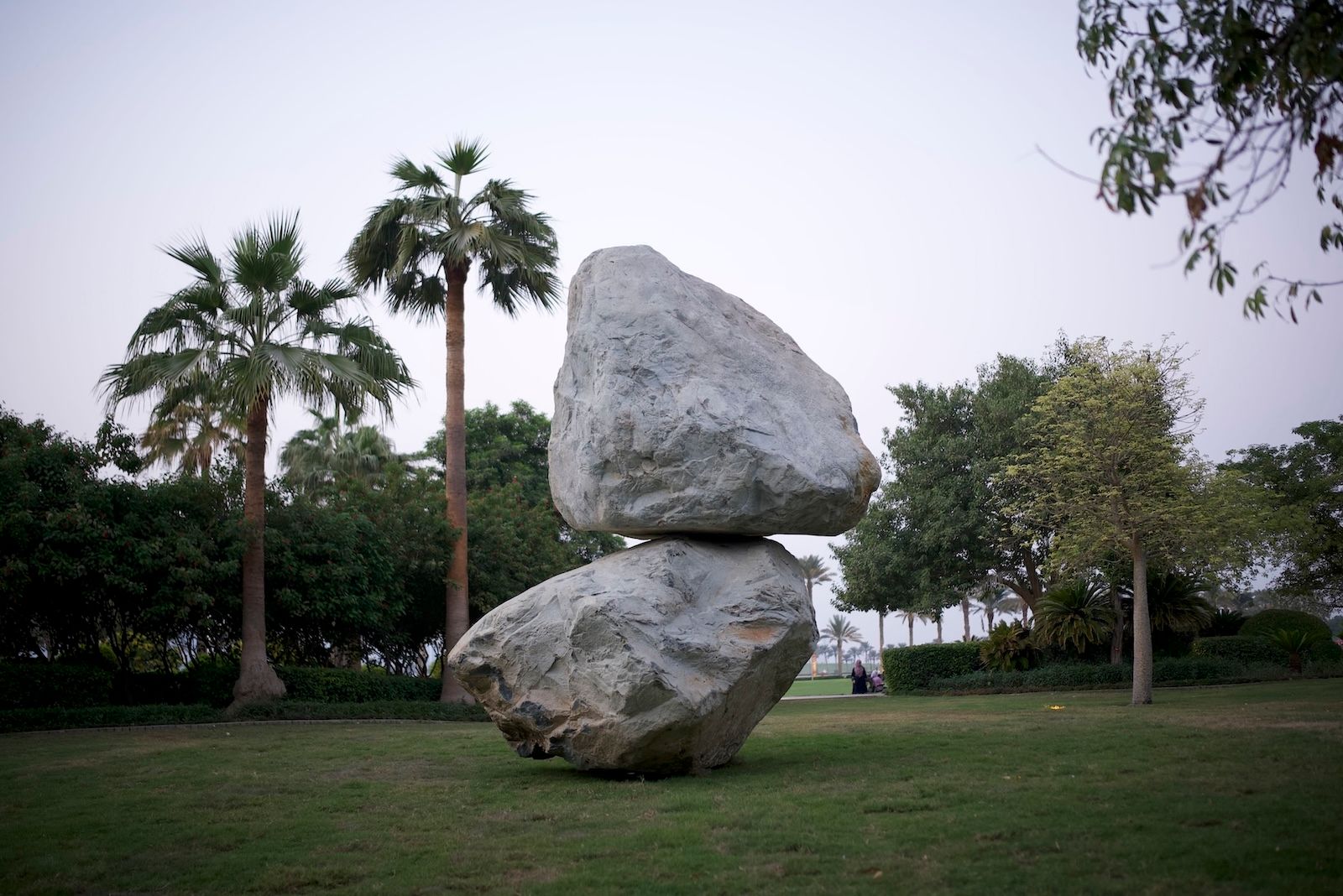 صخرة فوق صخرة أخرى