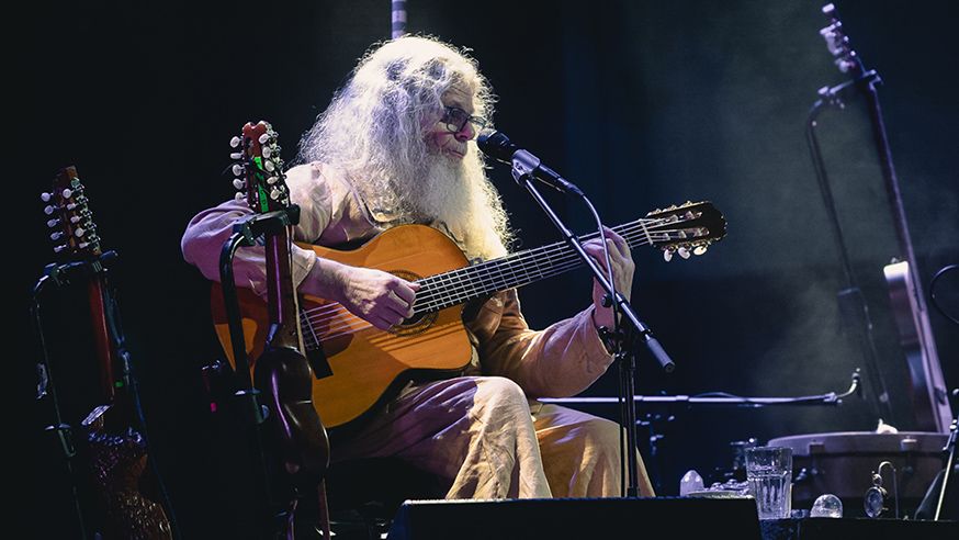 موسيقى تصويرية: غوستافو سانتاولالا مع أوركسترا قطر الفلهارمونية